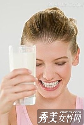 如何用牛奶洗臉美白，揭示美白秘密與正確方法，牛奶洗臉美白法，揭秘美白秘密與正確步驟