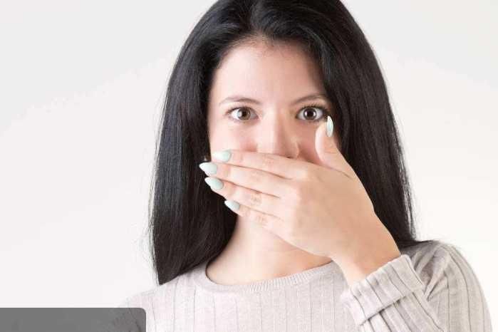 女人長(zhǎng)期口臭的原因及其解決方法，女人長(zhǎng)期口臭成因與解決方案