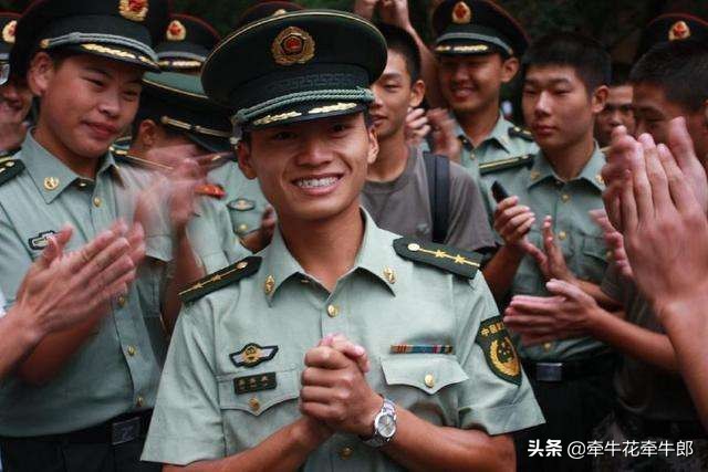 當(dāng)兵，大一去還是大二去好？，關(guān)于大學(xué)生入伍時(shí)機(jī)，大一去當(dāng)兵還是大二去當(dāng)兵？