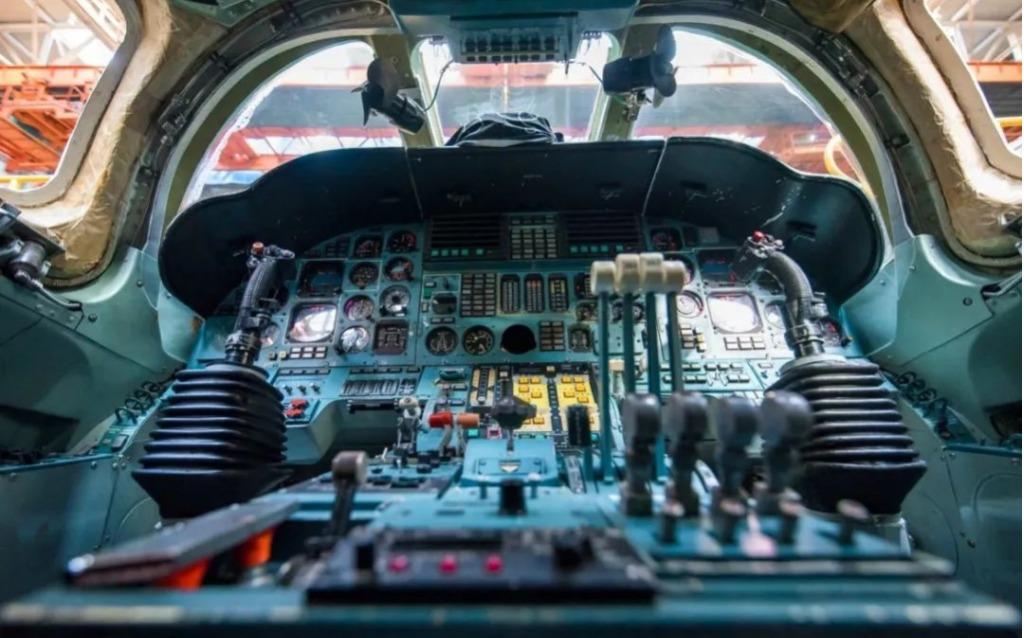 圖-160轟炸機，深入解析俄羅斯空中巨無霸的卓越性能與戰(zhàn)略價值，俄羅斯空中巨無霸，圖-160轟炸機的卓越性能與戰(zhàn)略價值解析